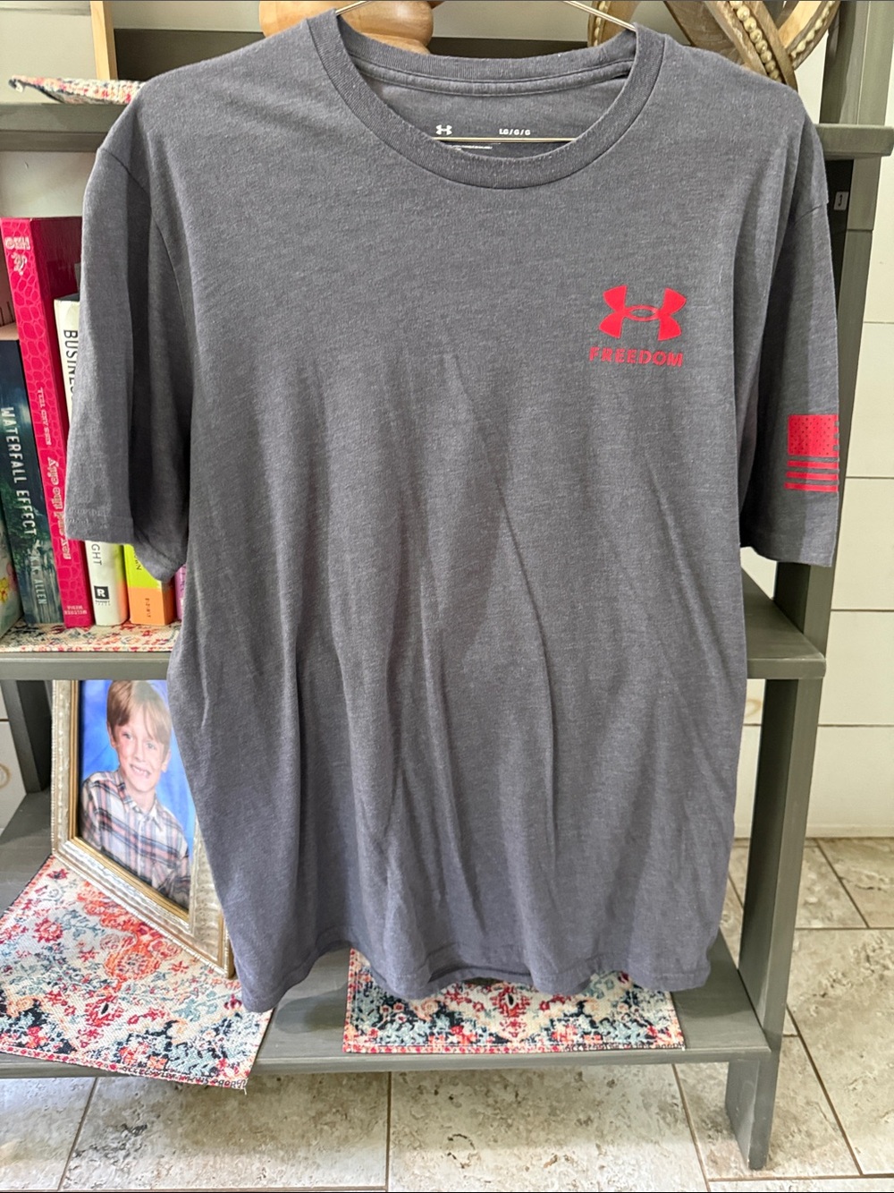 Under Armour Men’s Short Sleeve Tee in Charcoal with Red Logo